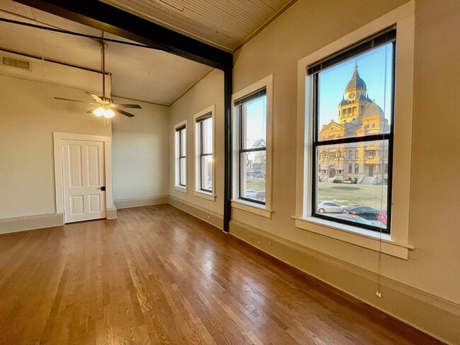 Building Photo - 105 W Hickory St