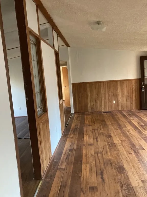 Building Photo - 3 Bedroom 2 Bathroom