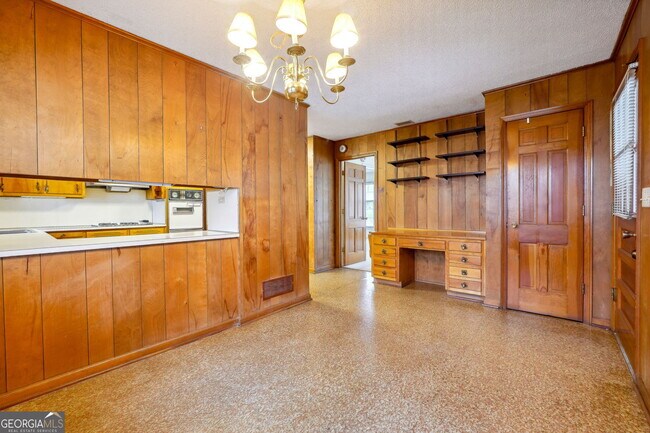 Building Photo - 5140 Lakewood Dr