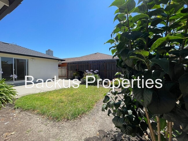 Building Photo - Beautiful four bedroom home in South Salinas