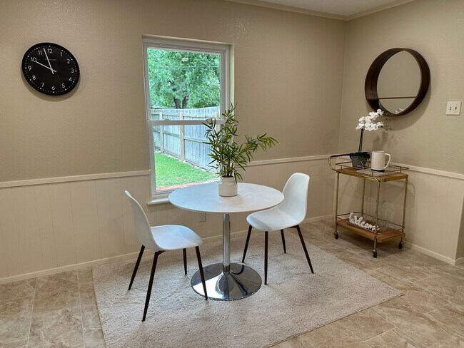 Building Photo - Updated 4 Bedroom Corner Lot in Woodway