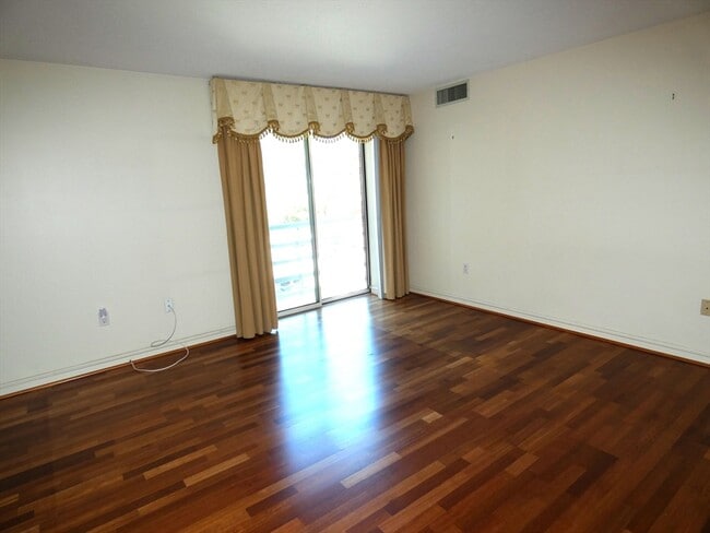 Building Photo - 380 Place Ln