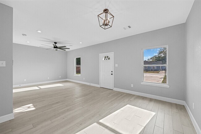 Building Photo - 12009 Meadowgreen St