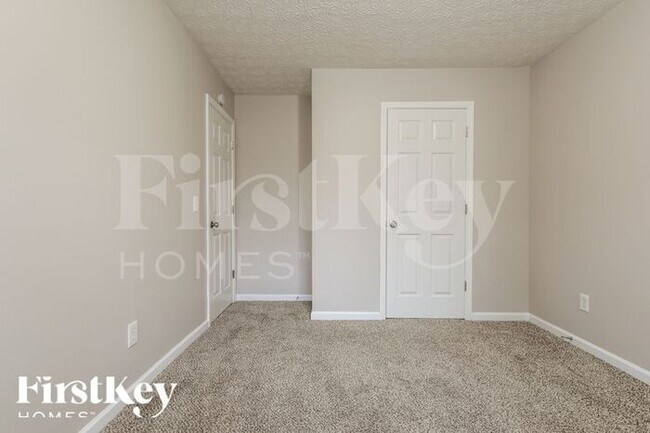 Building Photo - 650 Castlebrooke Dr SE