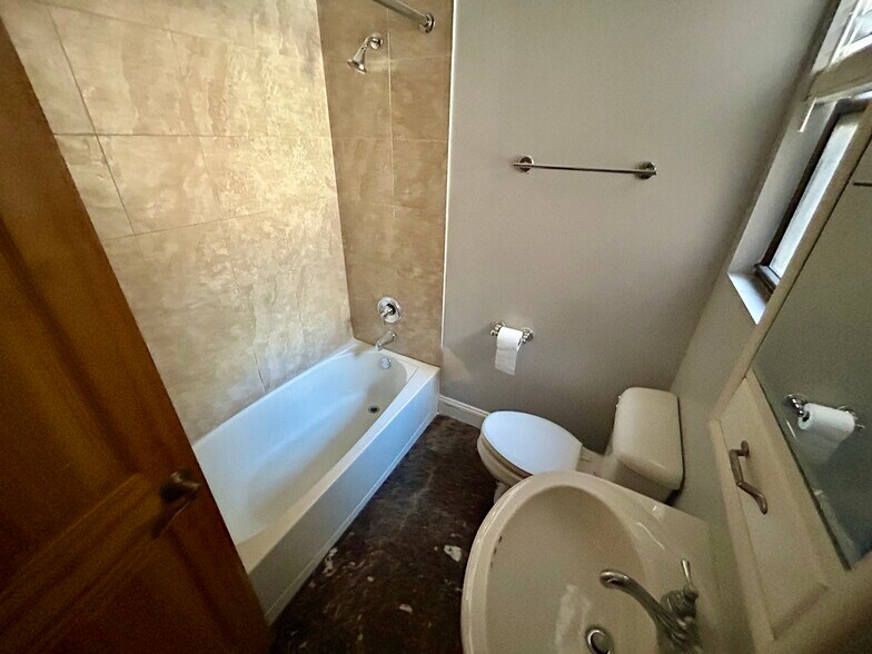 Building Photo - 1140 E Marquette Rd