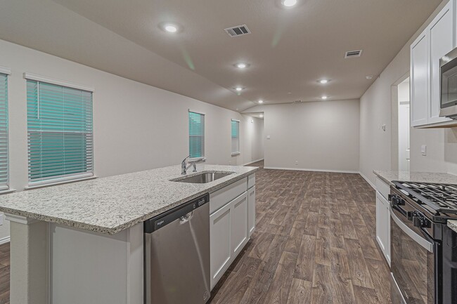 Building Photo - $300 OFF 1ST MONTH RENT IF YOU MOVE IN WIT...