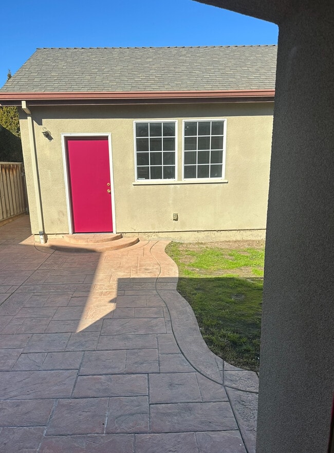 Building Photo - 646 Vazquez Ave