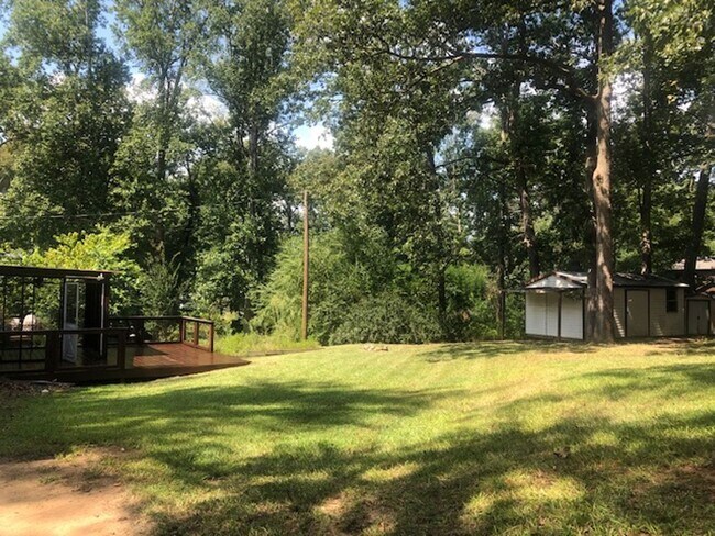 Building Photo - Travelers Rest !! 3 BR, 2 BA with Great Living Space - Den, Bonus Room, Primary Suite has a HUGE ...