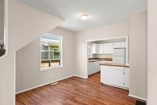 Building Photo - 4bed/2 bath Portland Charmer