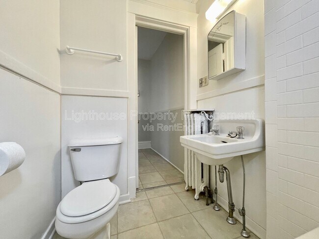 Building Photo - 231 Lyon St NE