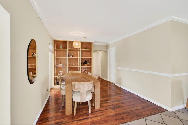 Building Photo - 301 SE 8th Ave