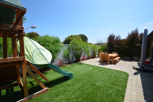 Private professionally landscaped backyard - 725 1/2 W Pine Ave