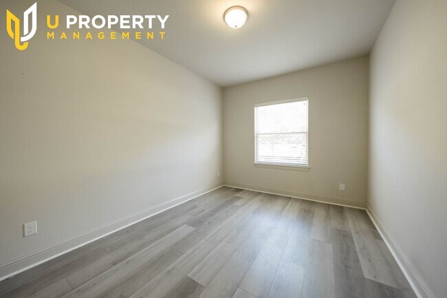 Building Photo - 2745 Troutt Dr