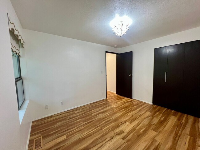 Building Photo - Westside Condo w/ Pool & Garage (Water Included)