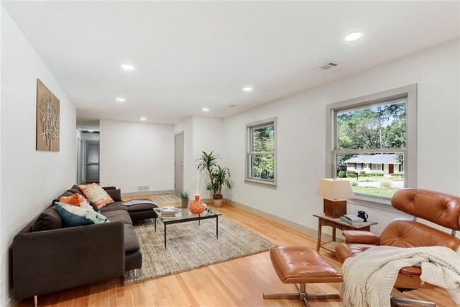 Building Photo - 1995 Commodore Ln