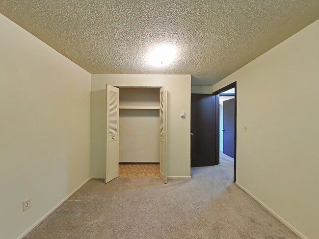 Building Photo - 2 Bedroom Apartment ~ Albany ~ Small Pet F...