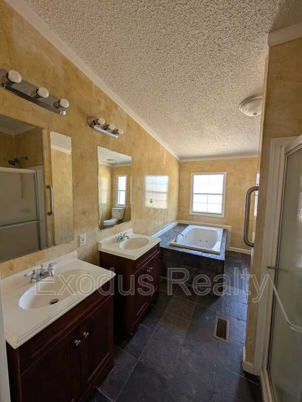 Building Photo - 10 Forest Manor Dr