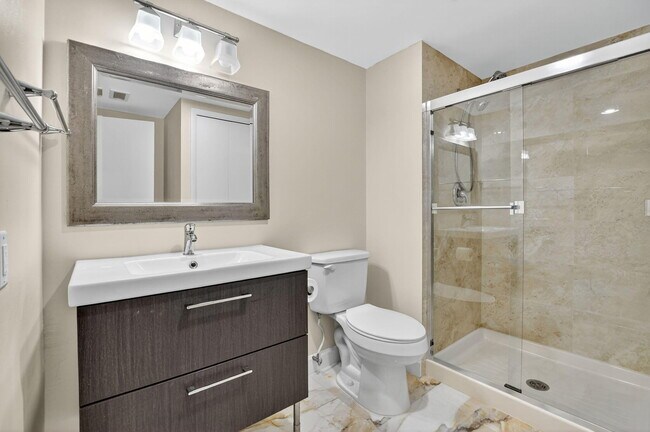 Building Photo - 9268 Vista Del Lago