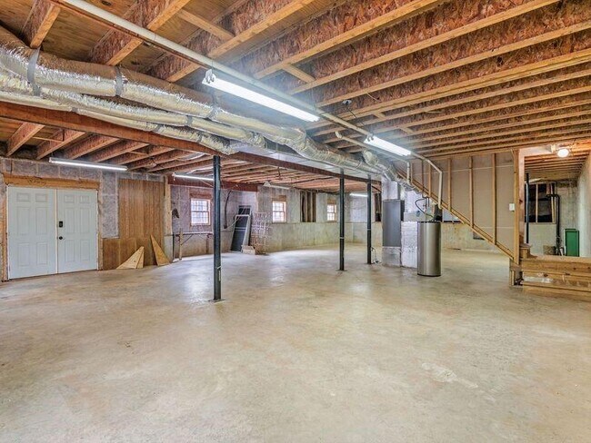 Building Photo - 305 Riverbend Dr