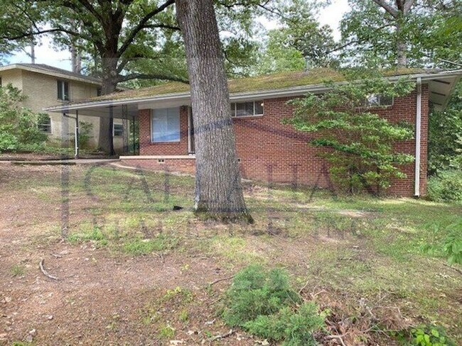 Building Photo - Close to UALR 3 bed 2 bath