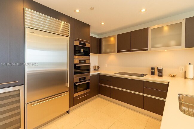 Building Photo - 17001 Collins Ave