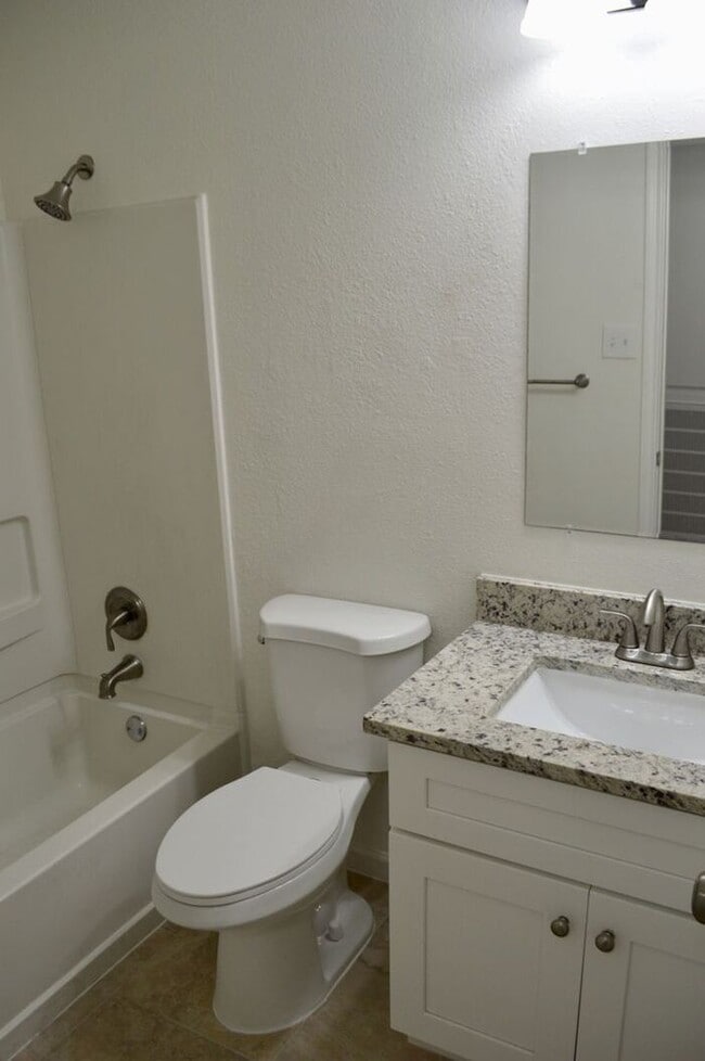 Building Photo - Beautiful 2 bed 2 bath with new flooring a...