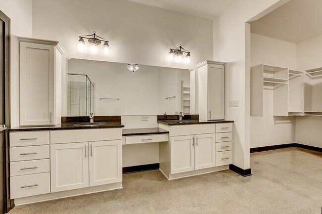 Building Photo - 226 N Water St