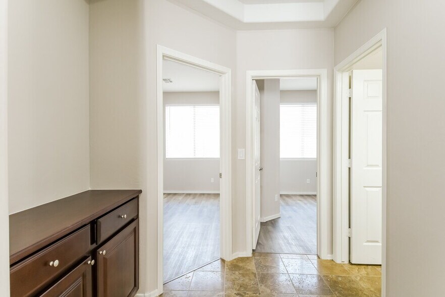 Building Photo - 2226 W Oyer Ln