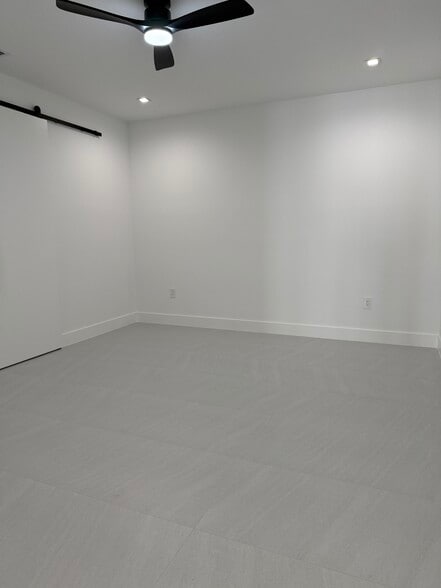 Building Photo - 920 SW 71st Ave