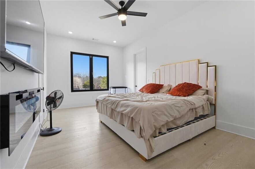 Building Photo - 556 Versailles Dr