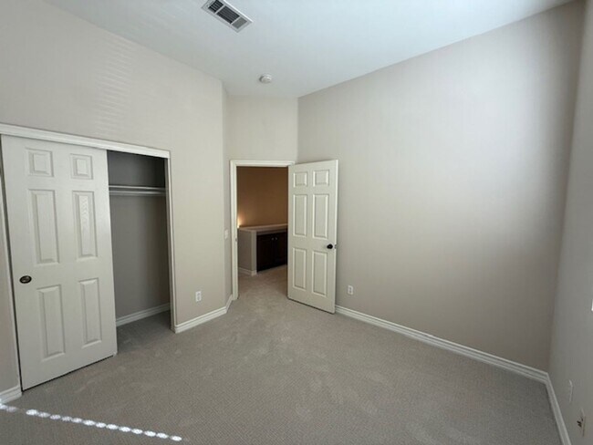 Building Photo - Condo in highly sought-after Vantage Commu...