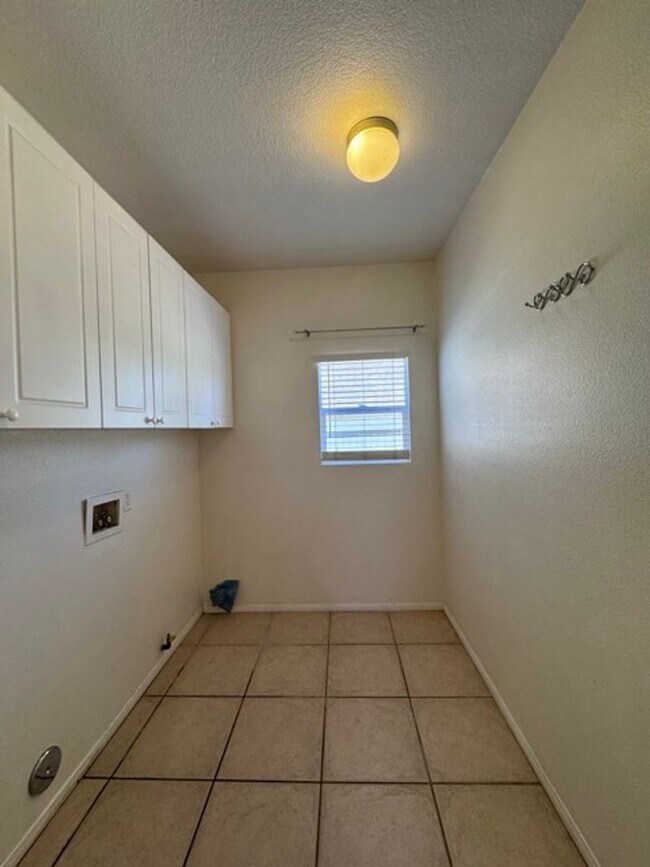 Building Photo - Murrieta Home with 6 Bedrooms plus a Bonus...