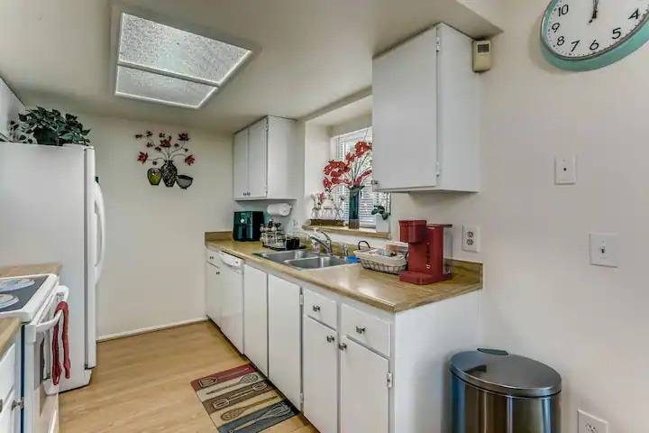 Building Photo - 99 N Moline St