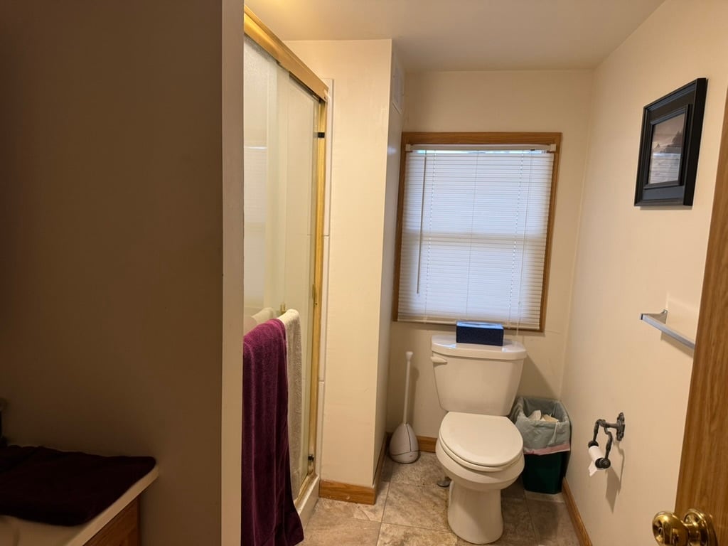 Full Bath - 405 S Chestnut St