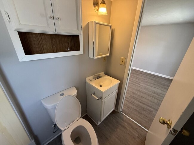 Building Photo - Updated 1-Bedroom with Private Fenced Yard...