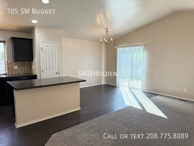 Building Photo - 705 SW Nugget-