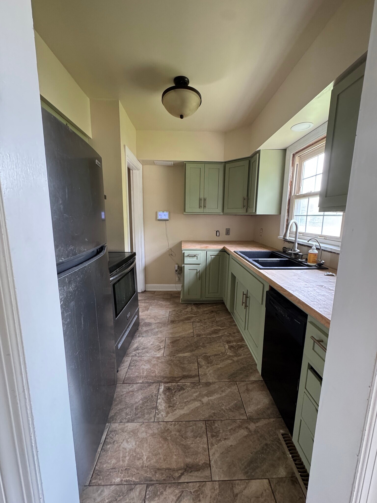 Kitchen - 1048 Wilmington Ave