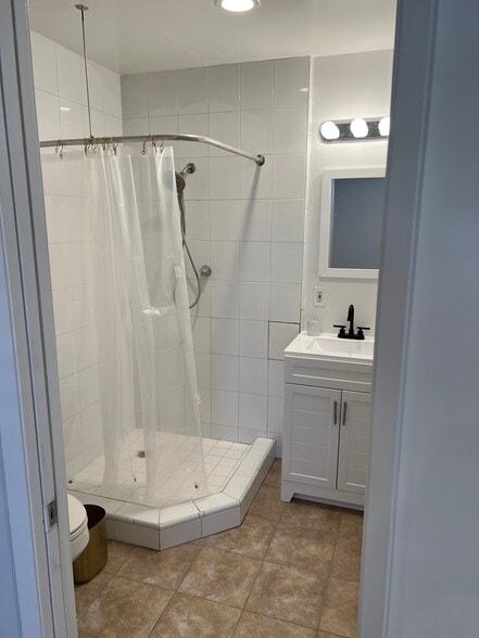Bathroom shower - 1404 N Buena Vista St