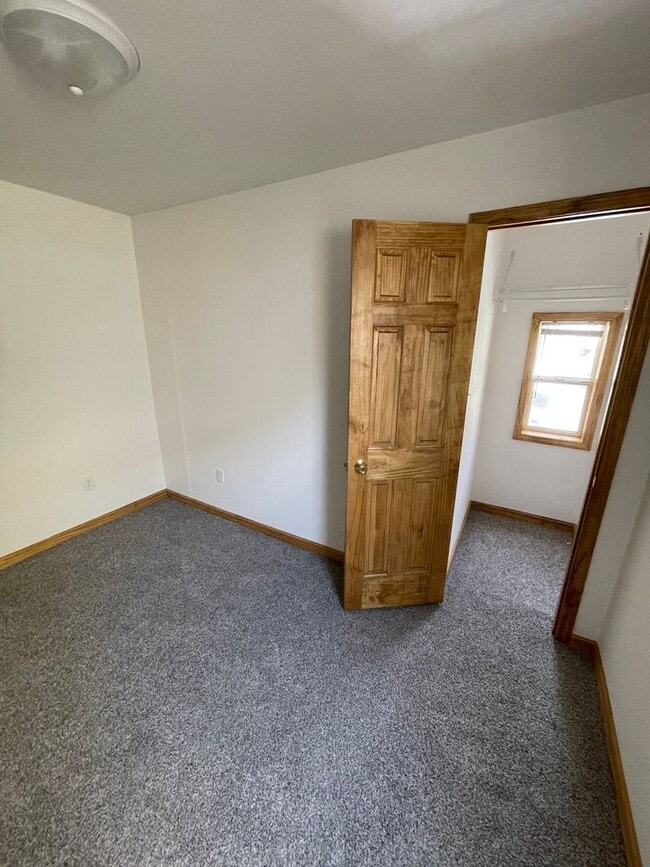 Building Photo - AVAILABLE JUNE - Remodeled 3 Bed 1.5 Bath Central Hillside Home