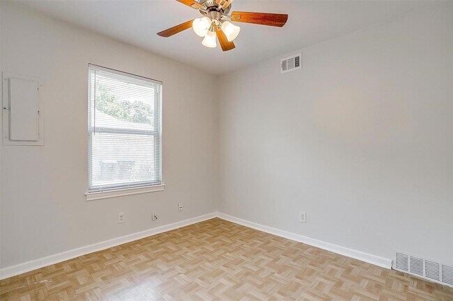Building Photo - Amazing Home in Western Hills- 3 bed, 1.5 ...