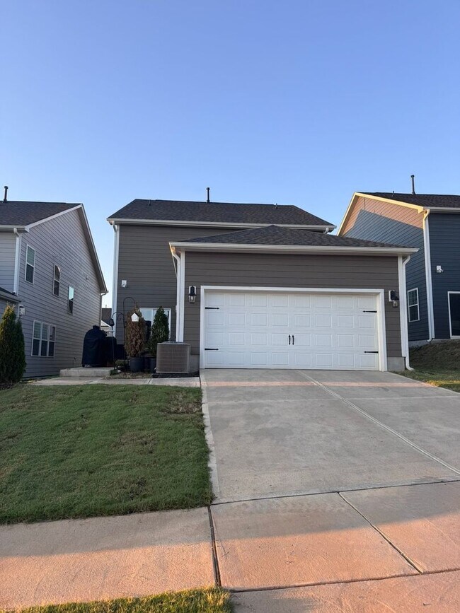 Building Photo - Spacious 4BR Single Family House with swim...