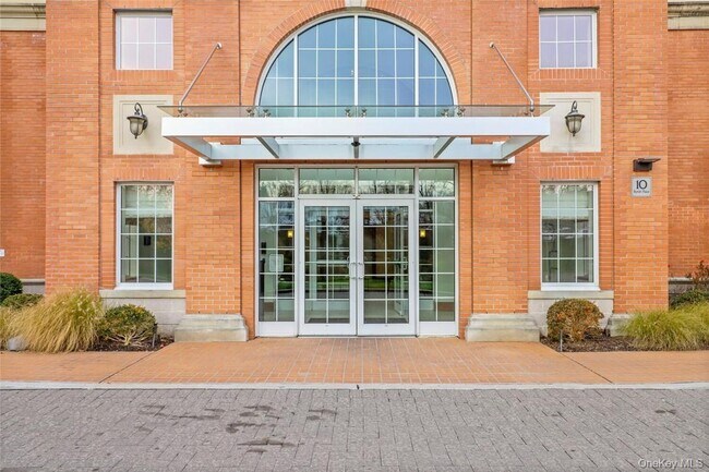 Building Photo - 10 Byron Pl