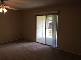 Building Photo - 1100 Skyland Dr