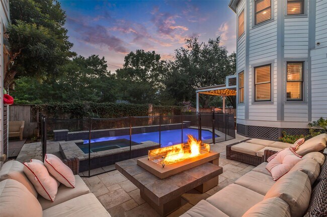 Building Photo - 340 W 17th St