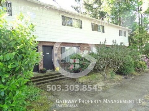 Building Photo - 1031 NE Cowls St