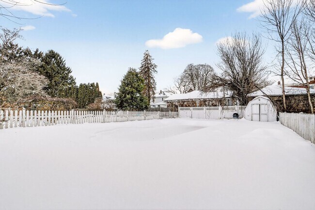 Building Photo - 398-400 N. Maple Ave