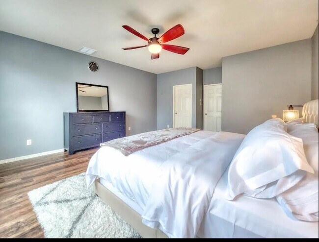 Building Photo - 2706 Lakecrest Way Dr