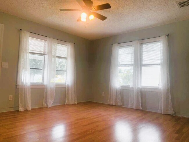 Building Photo - Charming 2 Bedroom 1 Bath in Central Gulfport