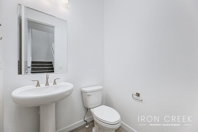 Building Photo - Welcome to your like-new townhome in the h...