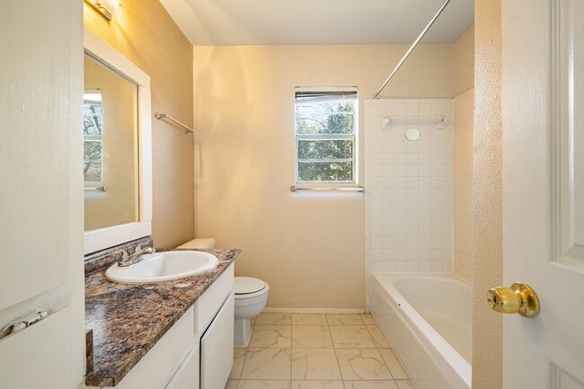 Building Photo - Charming 2 Bedroom, 2 Bath Duplex in a Prime South Austin Neighborhood